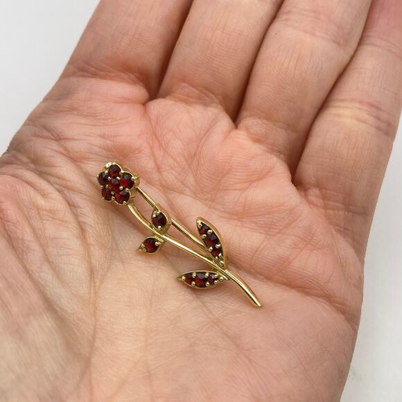 Vintage 14K Gold Fower Brooch With Prong Set Garnet Leaves and Petals - Picture 3 of 10